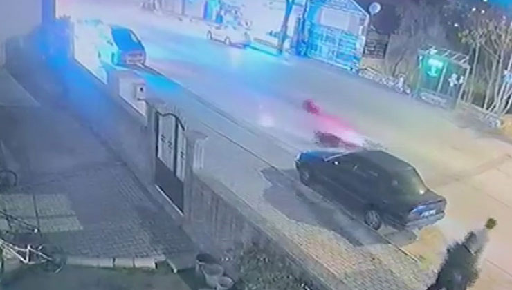 Konya’da yolun karşısına geçmek isteyen çocuğa motosiklet çarptı… O anlar kamerada
