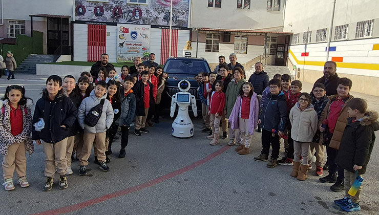 Konya’dan giden ‘Dumlu’ robot Eskişehir’de öğrencilerle buluştu