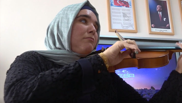 Konya’dan mezun olan görme engelli müzik öğretmeni, öğrencilerine ilham oluyor