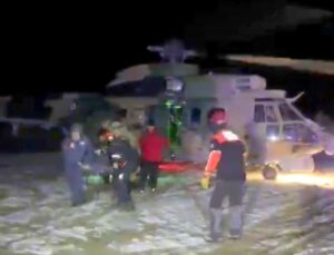 Konyalı öğrenciler mahsur kaldıkları Hasan Dağı’nda helikopterle kurtarıldı