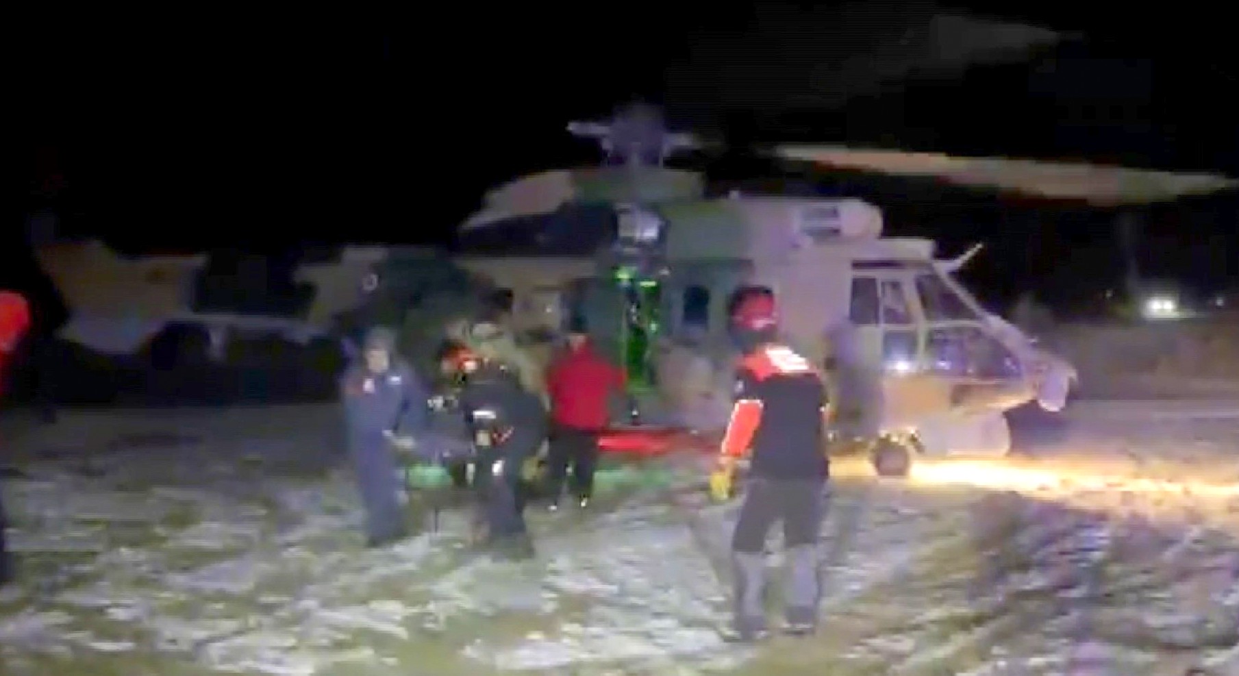 Konyalı öğrenciler mahsur kaldıkları Hasan Dağı’nda helikopterle kurtarıldı