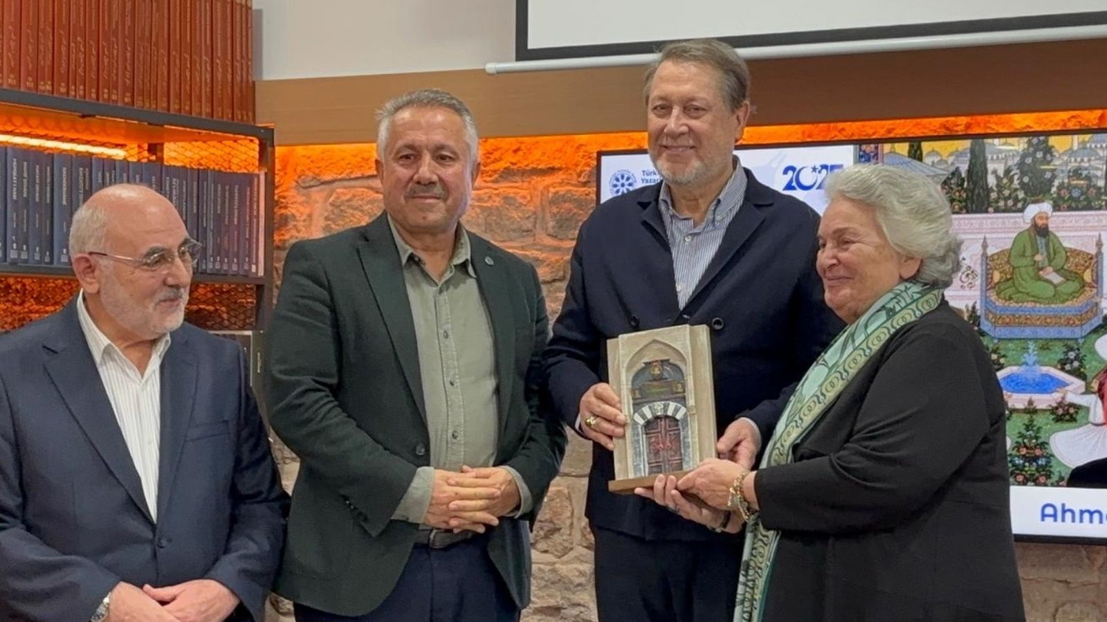 Konya’nın tanınmasına katkı sağlayan sanatçıya anlamlı takdim