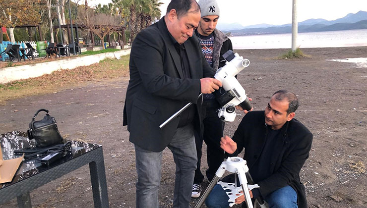 Köyceğiz’de öğrenciler Ay’ı teleskopla inceledi