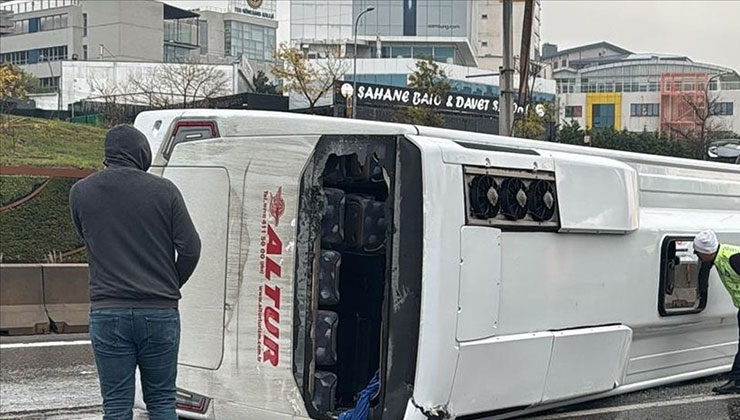 Maltepe’de havalimanı çalışanlarını taşıyan servis minibüsü devrildi, 7 kişi yaralandı