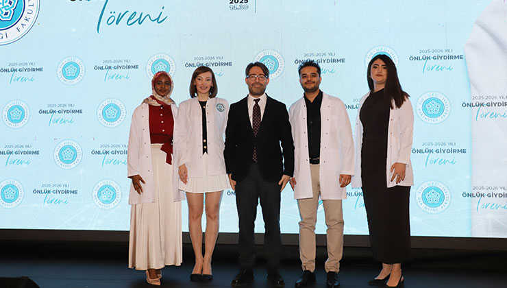 NEÜ’de öğrenciler, beyaz önlükleriyle mesleğe ilk adımı attı