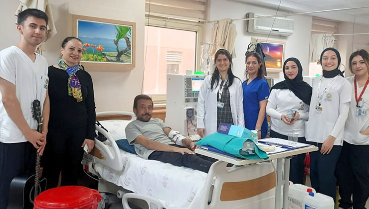 Öğrencilerden hastalara müzikli moral etkinliği