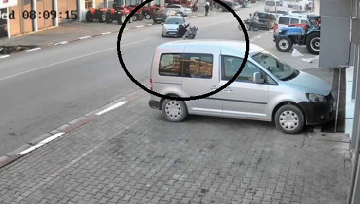 Otomobille çarpışan motosikletteki 2 kişi metrelerce savruldu