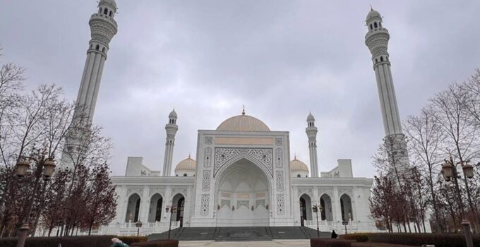 Rusya’da mimarisiyle öne çıkan “Müslümanların Gururu” Camisi ziyaretçilerin ilgi odağı