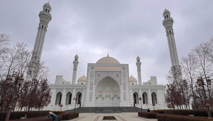 Rusya’da mimarisiyle öne çıkan “Müslümanların Gururu” Camisi ziyaretçilerin ilgi odağı