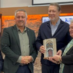 Sanatçı Ahmet Özhan’a, Mevlana Türbesi Gümüş Kapısı minyatürü hediye edildi