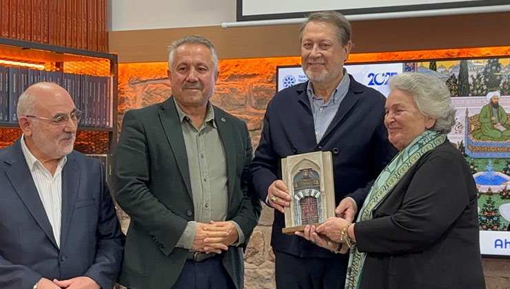 Sanatçı Ahmet Özhan’a, Mevlana Türbesi Gümüş Kapısı minyatürü hediye edildi