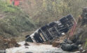 Sarıyer’de yolun çökmesi sonucu pikap ile kamyonet dereye düştü
