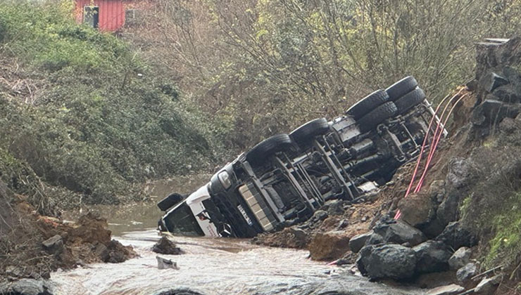 Sarıyer’de yolun çökmesi sonucu pikap ile kamyonet dereye düştü