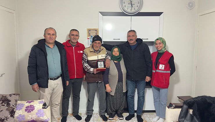 Seydişehir Kızılay, yaşlı çiftin hayır duasını aldı
