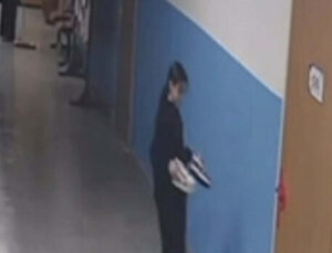 Silinen koridoru kirletmemek için ayakkabılarını çıkarıp sınıfına kadar yürüdü