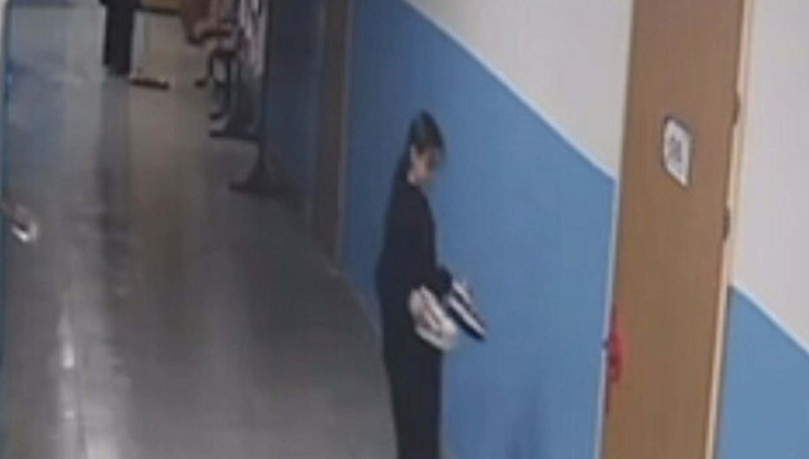 Silinen koridoru kirletmemek için ayakkabılarını çıkarıp sınıfına kadar yürüdü