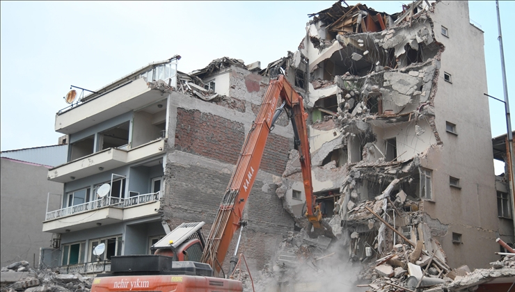 Sındırgı’da ağır hasarlı 18 bina daha yıkıldı