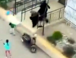 Tartıştığı ailenin kaçmaya çalışan 6 yaşındaki oğlunu bıçakladı