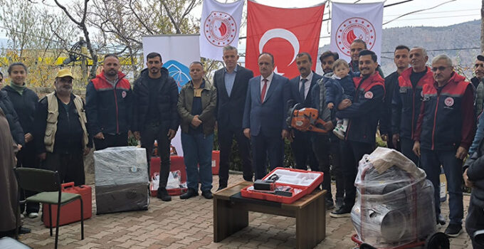 Taşkentli çiftçilere yeni ekipmanlar teslim edildi