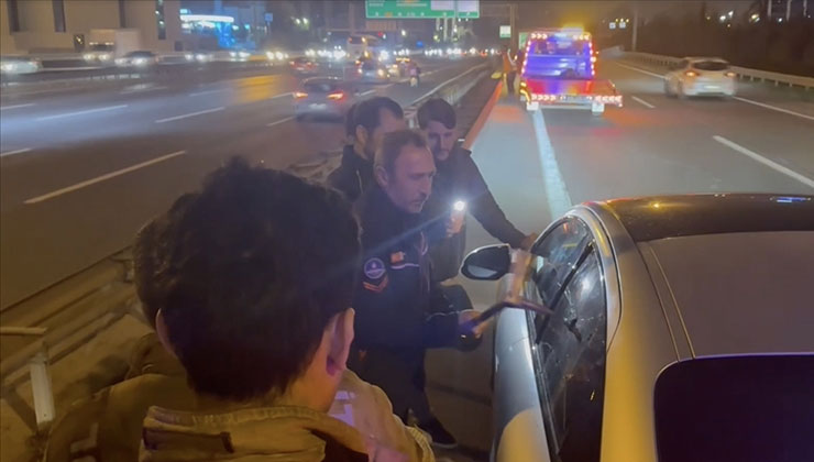 TEM Otoyolu’nda uyuyakalan sürücüye ulaşmak için aracın camını baltayla kırdılar