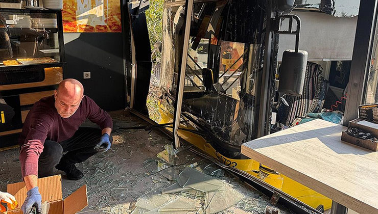 Üsküdar’da İETT otobüsünün bir iş yerine girmesi sonucu 3 kişi yaralandı