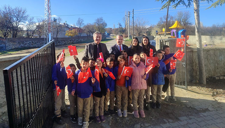 Yiğit, Akören’de okulları ziyaret etti