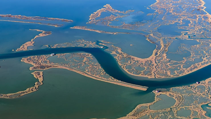 Yumurtalık Lagünü’nde su yüzeyindeki doğal şekiller dikkati çekiyor