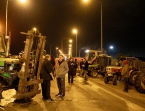 Yunanistan’da eylem yapan çiftçiler bugün Selanik-Atina yolunu kapatma kararı aldı