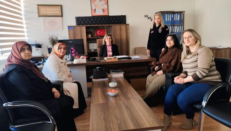 AK Parti Kadın Kollarından KYK Müdürüne ziyaret