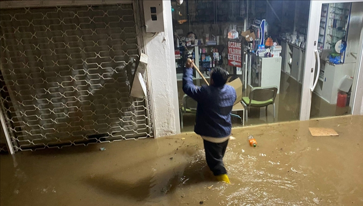 Antalya Serik’te sağanak nedeniyle bazı iş yerlerini su bastı