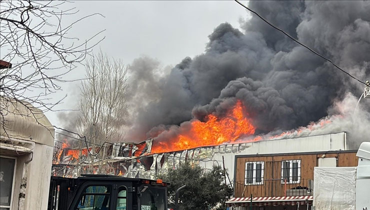 Ataşehir’de iş yerinde çıkan yangına müdahale ediliyor