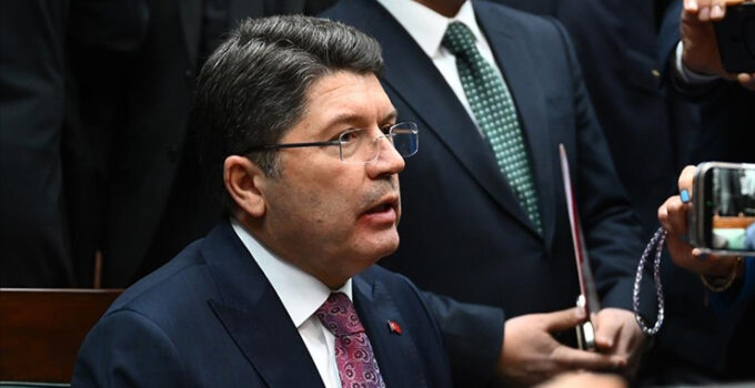 Bakan Tunç: Bayrak indirme olayıyla ilgili 14 kişi gözaltına alındı