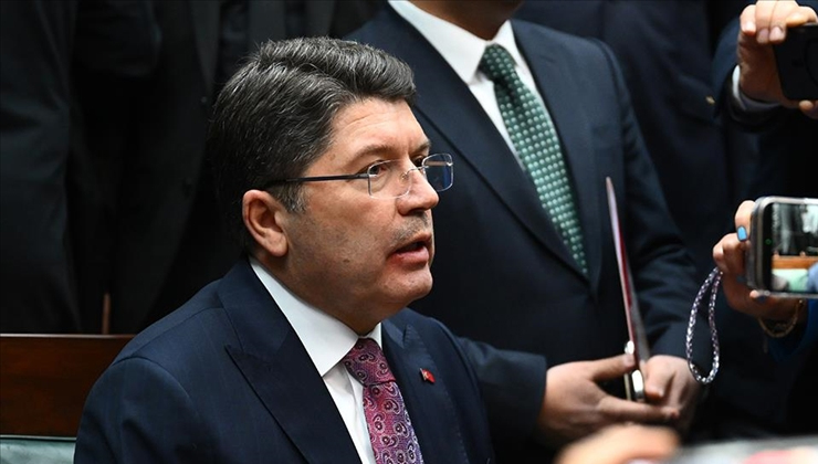 Bakan Tunç: Bayrak indirme olayıyla ilgili 14 kişi gözaltına alındı