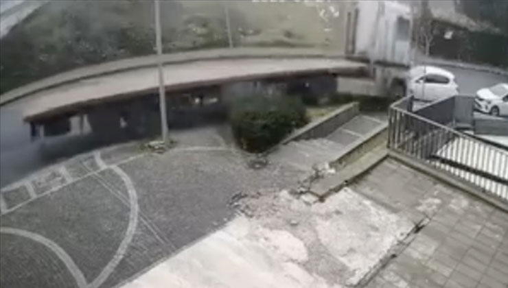 Başakşehir’de park halindeki tırın kayarak 5 araca çarpması kameralara yansıdı