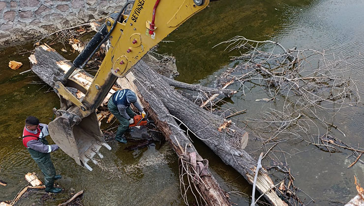 Belediye ekipleri fırtına nedeniyle seferber oldu