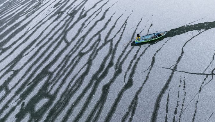 Beyşehir Gölü’nde balıkçılar, mesailerinde buzla mücadele ediyor