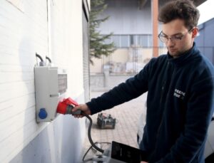 Bilim kurgu dizisinden etkilenen genç mühendis, yapay zekalı araç şarj ünitesi geliştirdi