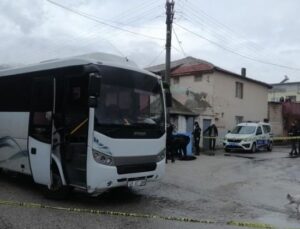 Boşanma aşamasındaki karısını sokak ortasında öldürdü