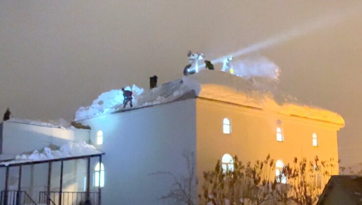 Cemaat namazdayken çatı çöktü, köylü seferber oldu