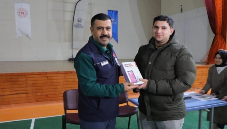 Depremzede öğrencilere burs ve tablet desteği