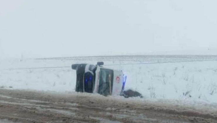 Diyarbakır’da ambulans devrildi: 3 yaralı