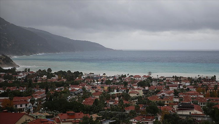Fethiye’de sağanak sonrası Ölüdeniz’in rengi değişti