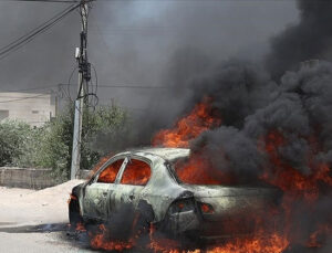 Filistin topraklarını gasbeden İsrailliler, Batı Şeria’daki Attara beldesinde iki aracı ateşe verdi