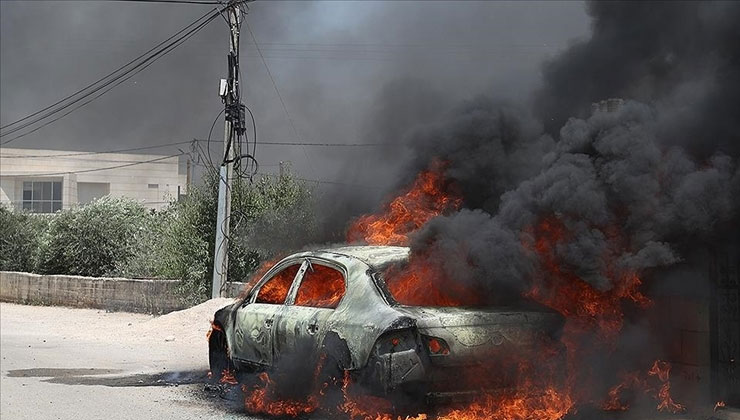 Filistin topraklarını gasbeden İsrailliler, Batı Şeria’daki Attara beldesinde iki aracı ateşe verdi
