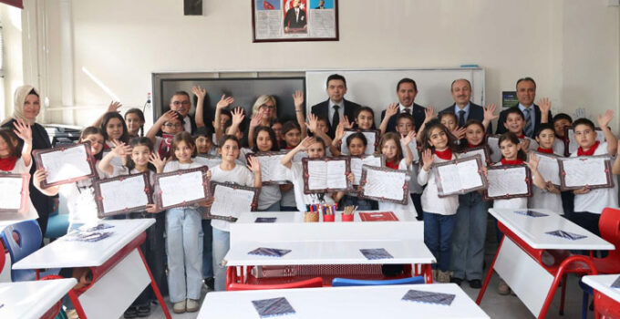 Hasan Kılca öğrencilerin karne heyecanına ortak oldu