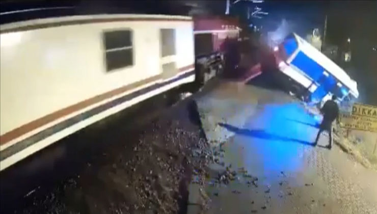 Hemzemin geçitte trenin çarptığı minibüsün sürücüsünün son anda kurtulması kamerada