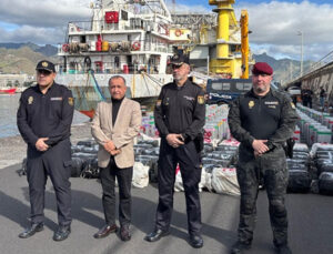 İspanyol polisi, Atlantik Okyanusu’ndaki ticari gemide yaklaşık 10 ton kokain ele geçirdi