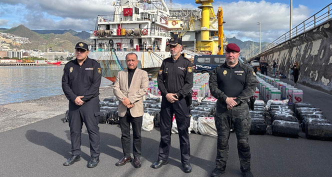 İspanyol polisi, Atlantik Okyanusu’ndaki ticari gemide yaklaşık 10 ton kokain ele geçirdi