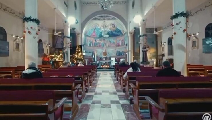 İsrail’in Gazze’ye saldırılarının neden olduğu patlamalar kilisedeki ayine gölge düşürdü