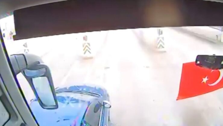 İstanbul’da yolcu otobüsünün otomobile çarpması sonucu 2 kişinin öldüğü kaza kamerada